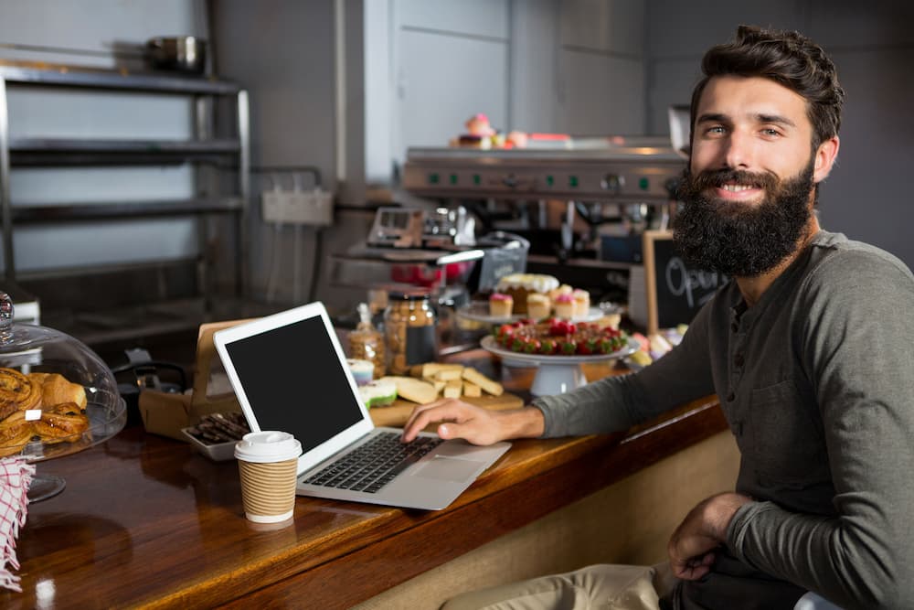 Real-time hospitality reporting on screen